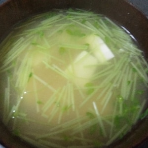 白菜としめじのシンプルで優しい豆腐味噌汁